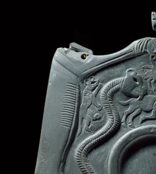 Paletta cerimoniale con serbatoio per macinare il trucco per gli occhi, circondata da animali scolpiti, dal Deposito Principale, Hierakonpolis, Egiziano, c.3000 a.C. (dettaglio)